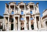 Lady in red visits Celsus Bibliothek von Hihawai